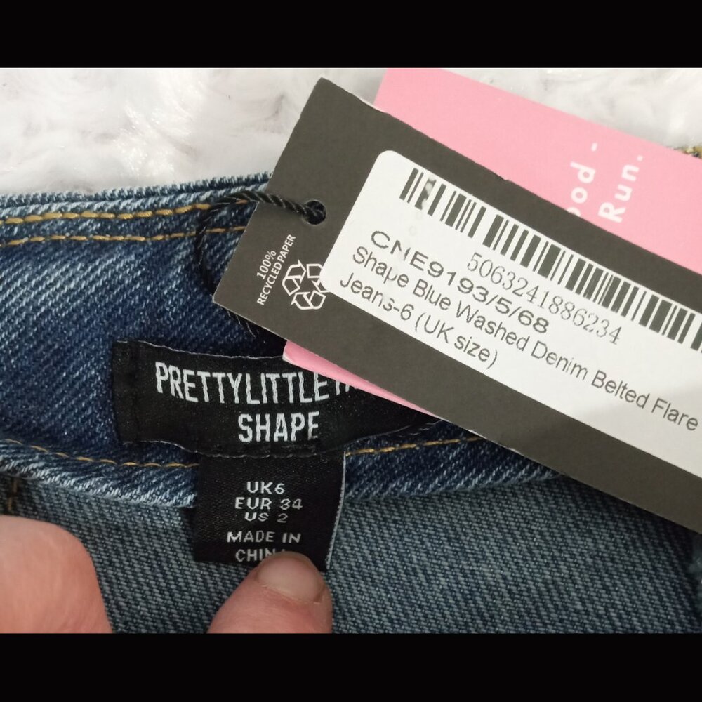 NWT Pretty Little Thing Shape Blue Denim Belted Flare Mid Rise Jeans Sz 6 - Picture 6 of 10